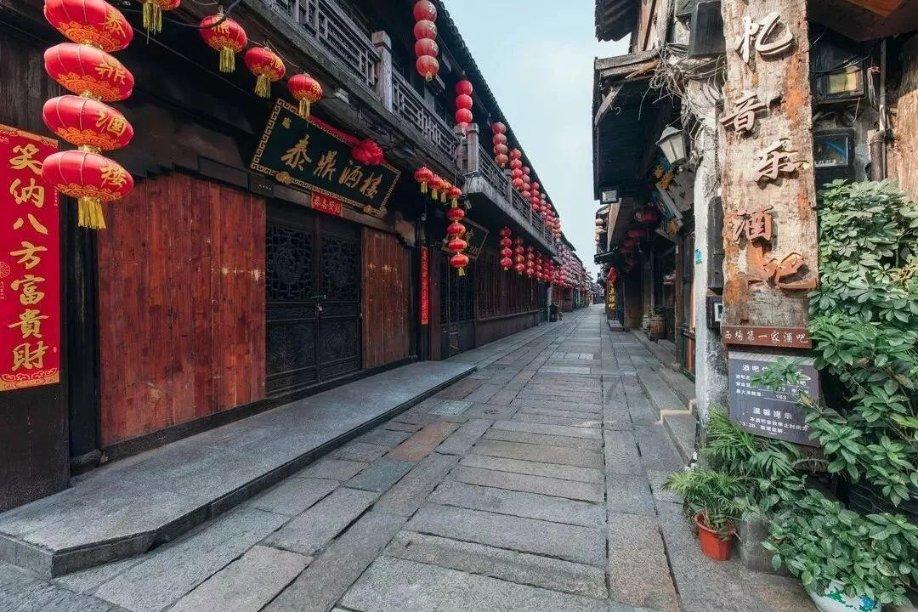 郭晶晶又赢麻了,霍启刚低调赴天津履职,大会上发言气场全开